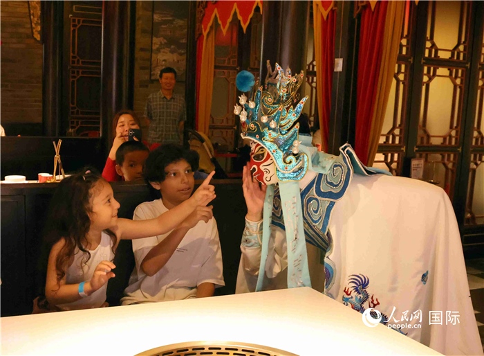 迪拜火鍋店里的川劇變臉表演。 人民網(wǎng)記者 管克江攝