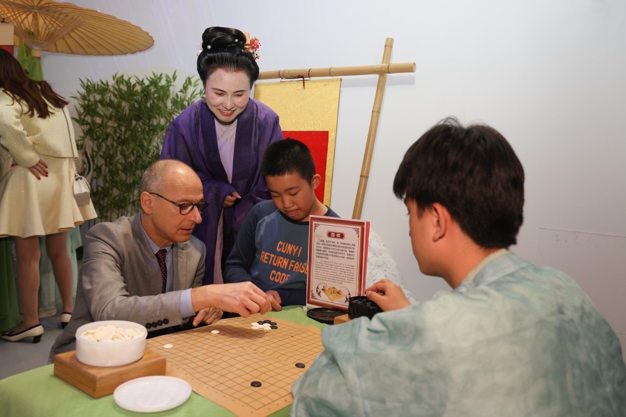 嘉賓體驗(yàn)圍棋對(duì)弈。人民網(wǎng)記者 任皓宇攝