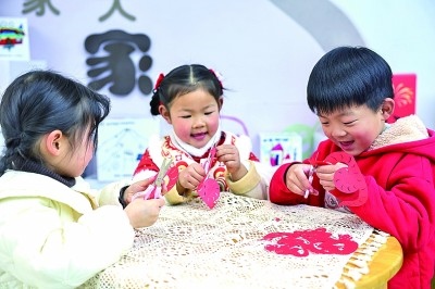 圖為孩子們在老師指導(dǎo)下制作蛇年主題剪紙。 新華社記者 徐昱攝