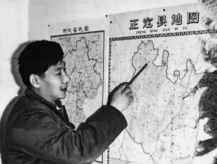 習(xí)近平在辦公室地圖前謀劃正定的發(fā)展。(圖源:《讓群眾過(guò)上好日子——習(xí)近平正定足跡》)