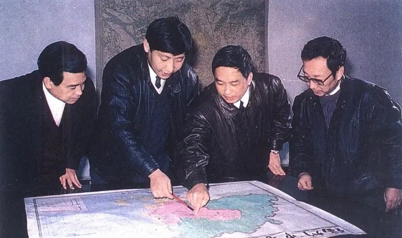 1991年12月，習(xí)近平與同事討論福州市戰(zhàn)略規(guī)劃設(shè)想。（圖源：《習(xí)近平在福州》）