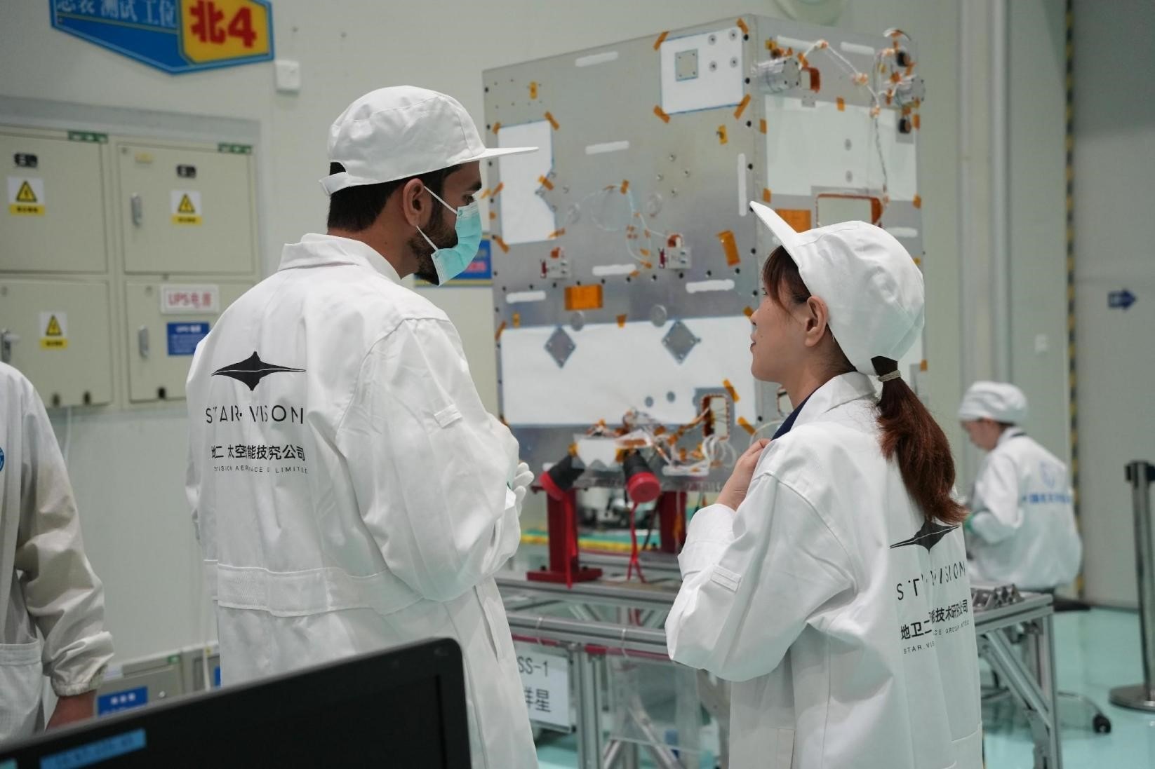 阿曼技術(shù)人員在中國接受培訓(xùn)。阿曼蘭斯航天公司供圖