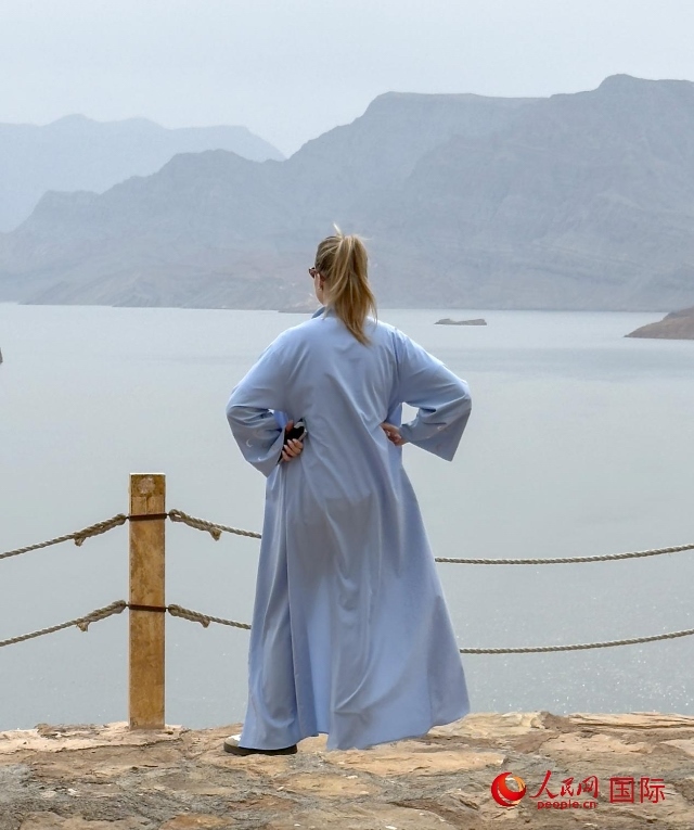 圖為一名游客正在俯瞰阿拉伯灣。人民網(wǎng) 塔里克·易卜拉欣攝