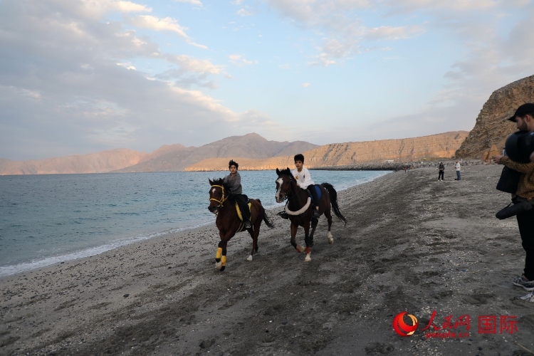 圖為游客在穆桑代姆一處海灘公園休閑玩耍。人民網(wǎng)記者 沈小曉攝