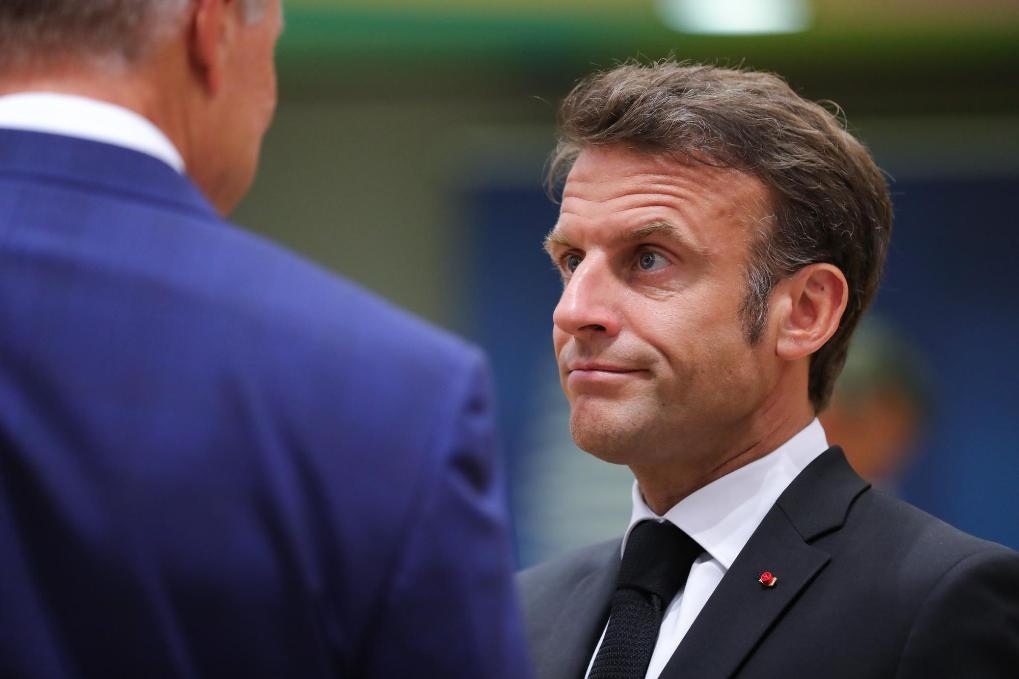 2023年6月29日，在比利時布魯塞爾，法國總統(tǒng)馬克龍（右）準備出席歐盟峰會。新華社記者鄭煥松攝