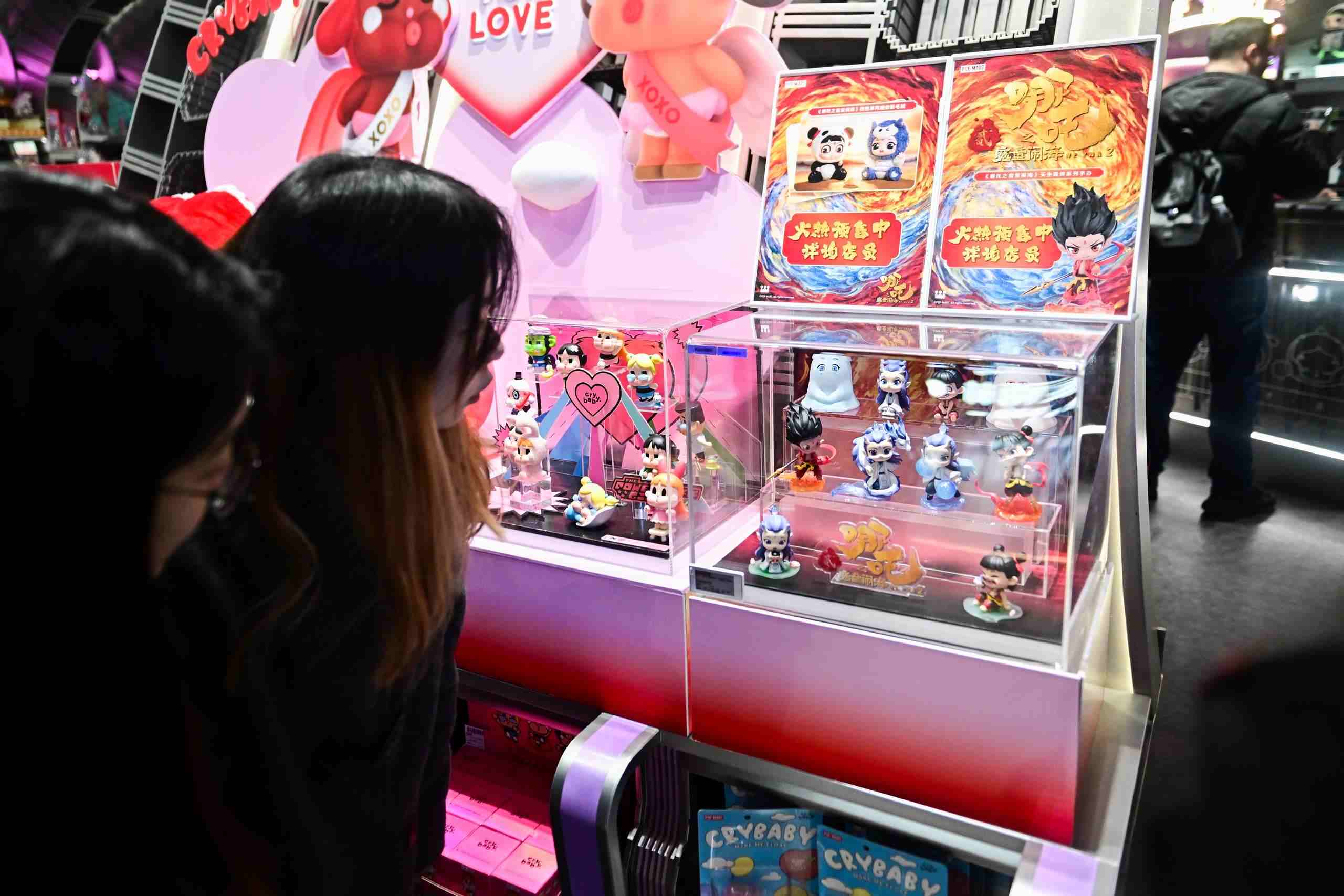 △2025年2月22日，上海，市民在圍觀《哪吒之魔童鬧?！废嚓P手辦盲盒。