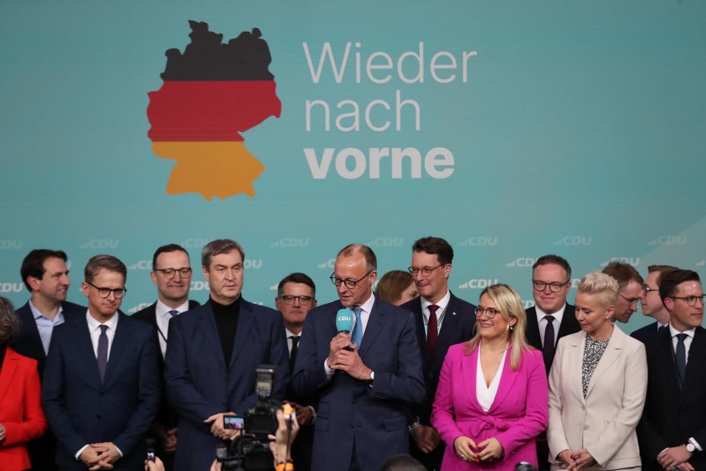 2月23日，在德國柏林的基督教民主聯(lián)盟總部，聯(lián)盟黨總理候選人默茨（中）在出口民調(diào)顯示領(lǐng)先后接受祝賀。新華社記者杜哲宇攝