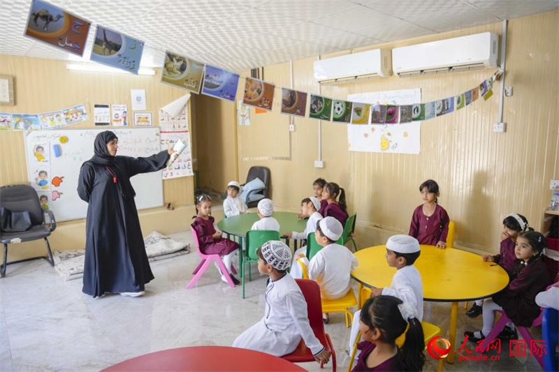 在庫姆扎爾的學(xué)校，老師正在給孩子們上課。人民網(wǎng) 塔里克·易卜拉欣攝