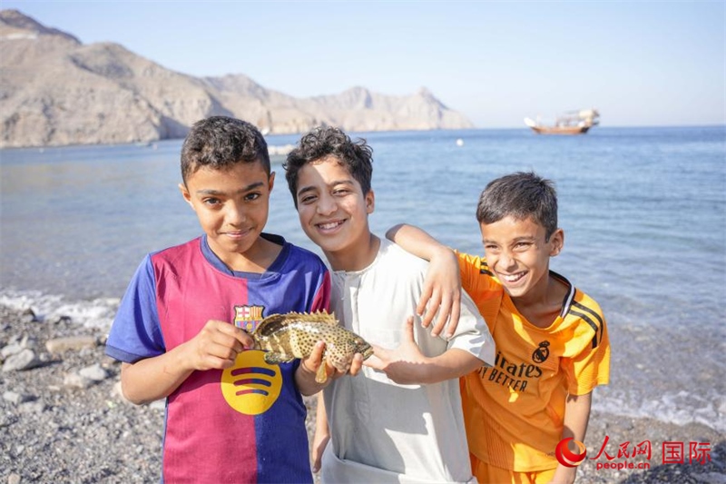 在海邊玩耍的孩子們。人民網(wǎng) 塔里克·易卜拉欣攝