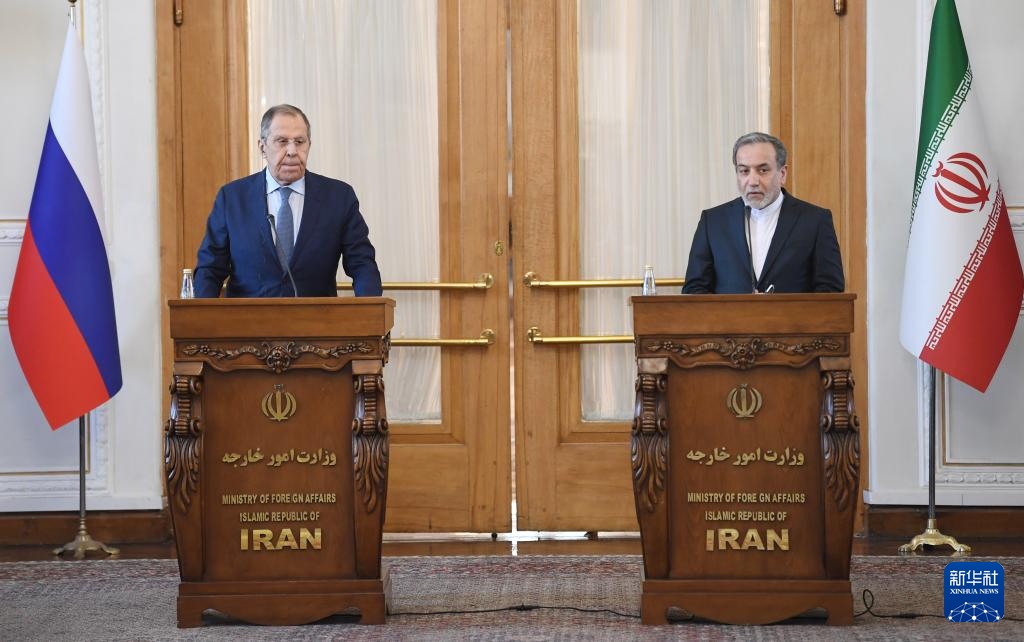 2月25日，在伊朗德黑蘭，伊朗外交部長阿拉格齊（右）與俄羅斯外長拉夫羅夫出席聯(lián)合新聞發(fā)布會。新華社記者 沙達(dá)提 攝
