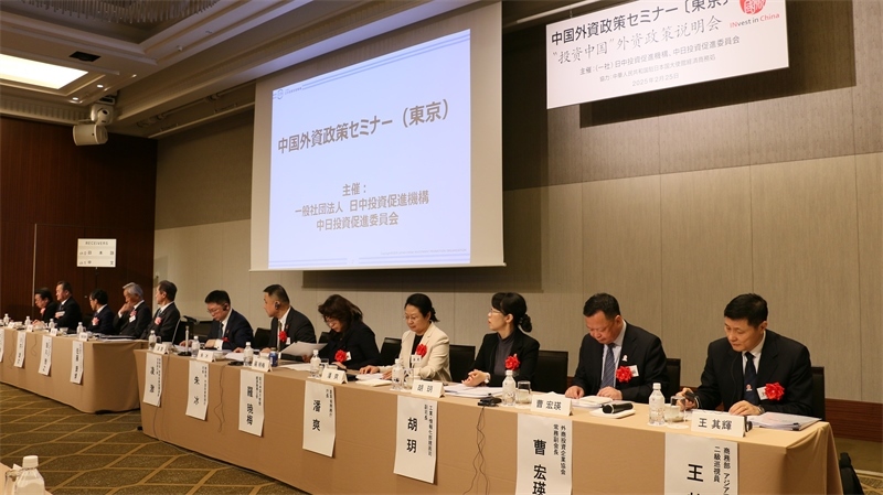 商務(wù)部和工業(yè)和信息化部相關(guān)司局負(fù)責(zé)人進(jìn)行政策說(shuō)明以及答疑解惑。人民網(wǎng) 許可攝