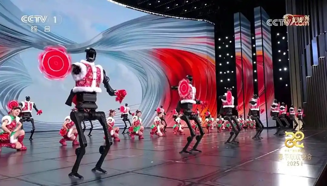 △今年春晚，宇樹科技人形機(jī)器人身穿東北特色的花棉襖扭秧歌，呈現(xiàn)出全新視覺效果。