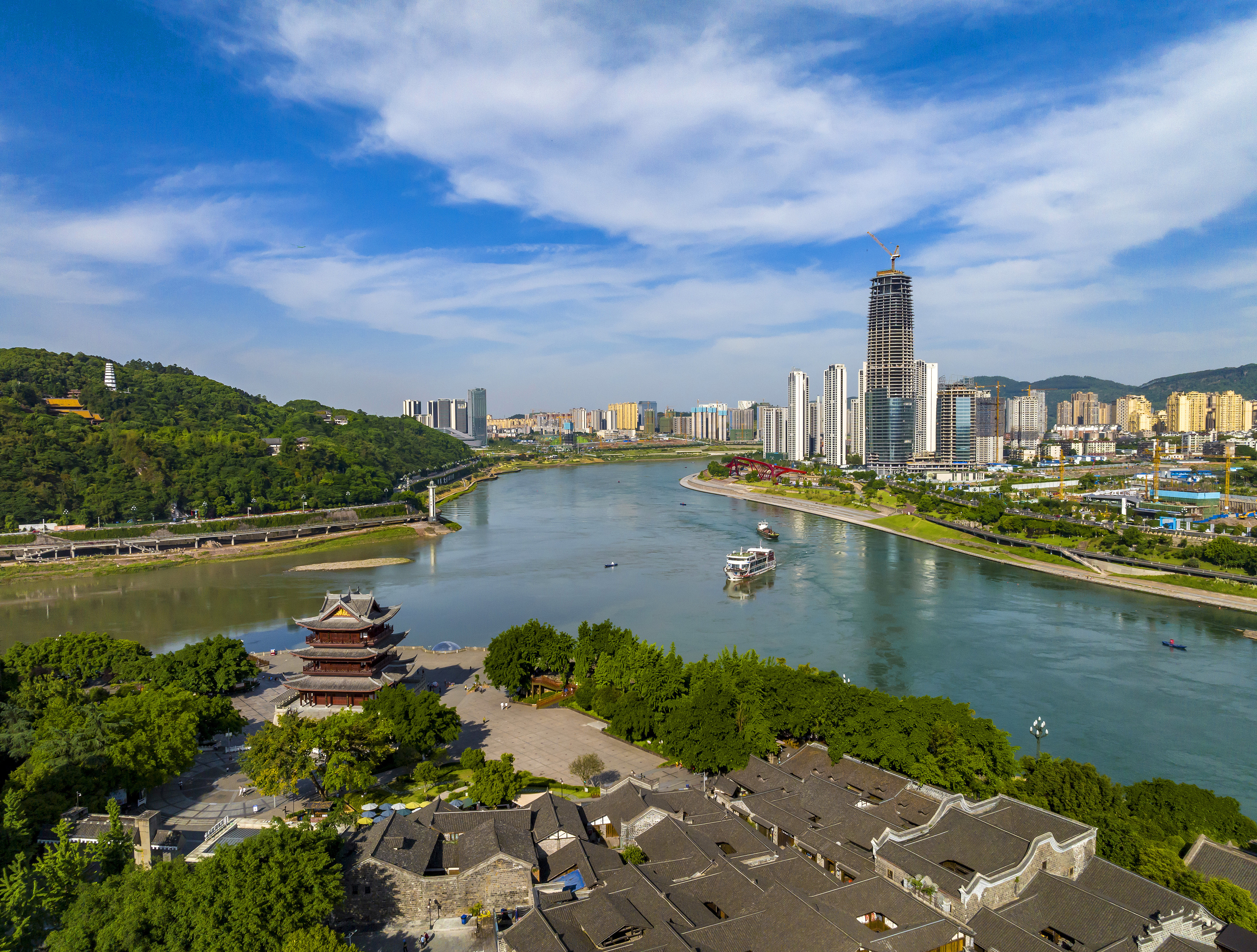 “長江首城”四川宜賓，經(jīng)過長江生態(tài)綜合治理后的三江交匯處風(fēng)光。