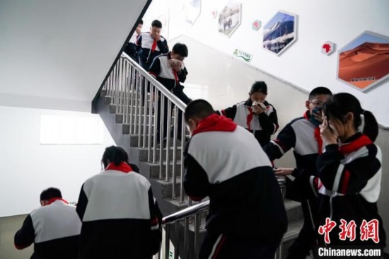  圖為學(xué)生們進行應(yīng)急疏散演練。中新社記者 趙宇航 攝