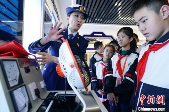 圖為學(xué)生們參觀道里區(qū)消防救援大隊消防科普體驗館內(nèi)電器火災(zāi)演示實驗臺。中新社記者 趙宇航 攝