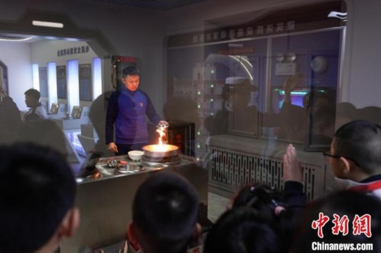 圖為學(xué)生們參觀道里區(qū)消防救援大隊消防科普體驗館內(nèi)火場真實體驗演示區(qū)。中新社記者 趙宇航 攝