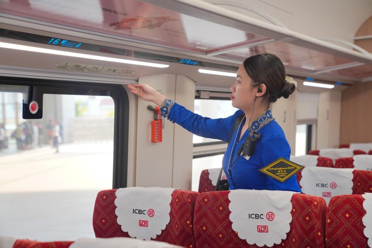 中老鐵路瀾滄號(hào)動(dòng)車組列車長小麗正在進(jìn)行車廂檢查。老中鐵路有限公司供圖