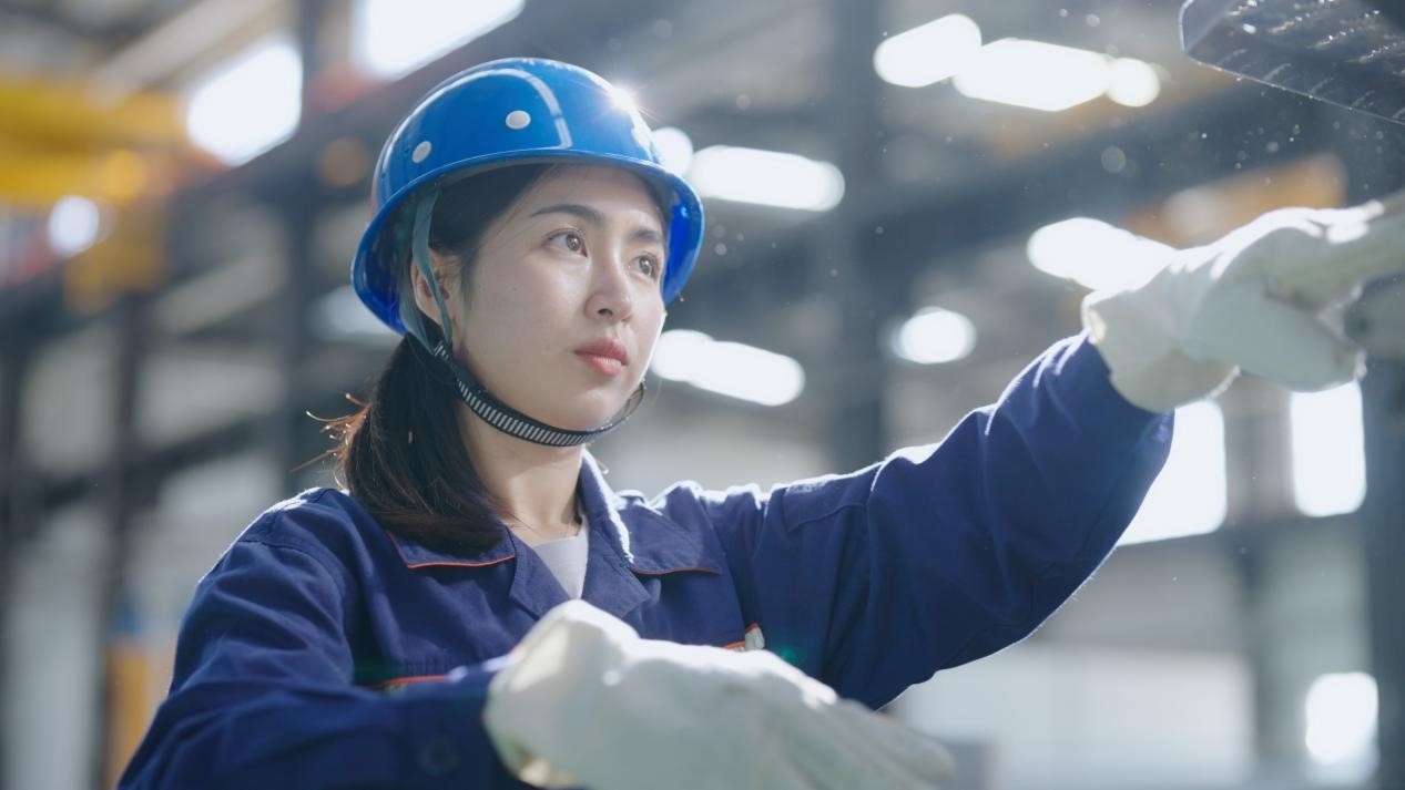 老中鐵路有限公司萬象運(yùn)營管理中心機(jī)輛車間希達(dá)在工作中。老中鐵路有限公司供圖