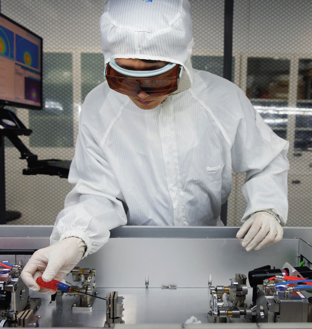 科研人員在廣東東莞阿秒科學中心實驗室調(diào)試高性能激光器（2025年1月10日攝）。金立旺攝/本刊