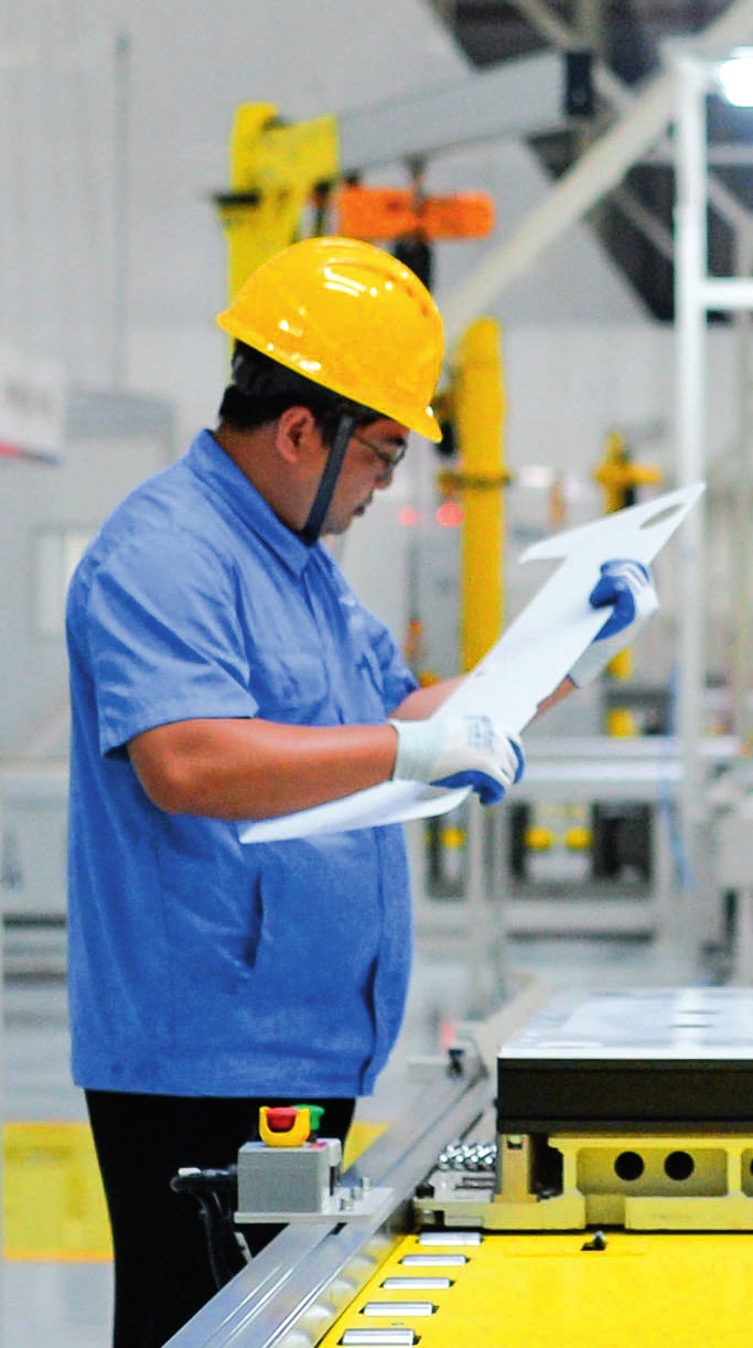 工人在位于廣東珠海的緯景儲能珠?！俺珿工廠”工作（2024年5月19日攝）。李任滋攝/本刊