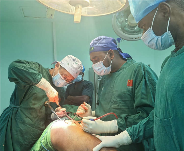 王磊醫(yī)師手術(shù)中。中國援桑醫(yī)療隊供圖