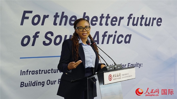 馬塞莫拉女士詳細介紹了南非政府在基礎設施建設方面的最新規(guī)劃和社會公益項目。人民網(wǎng) 劉暢攝