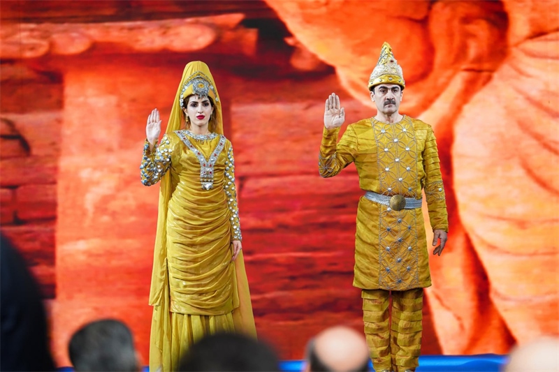 伊拉克時(shí)尚館舉辦的時(shí)裝展上，模特展示亞述時(shí)期服飾。伊拉克時(shí)尚館供圖