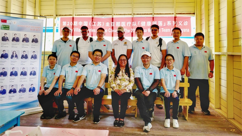 圭亞那印第安人事務(wù)部部長蘇凱（前排右三）在啟動(dòng)儀式上和中國醫(yī)療隊(duì)隊(duì)員合影。第二十期中國援圭亞那醫(yī)療隊(duì)供圖