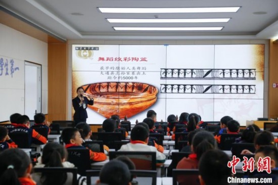 圖為學(xué)生在“國(guó)寶音樂會(huì)”社教課中了解舞蹈紋彩陶盆。中新社記者 馬銘言 攝