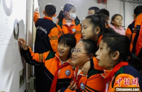 圖為學(xué)生參觀青海省博物館“1+3”主題流動(dòng)展覽，了解在青海喇家遺址出土的齊家文化 · 玉三璜聯(lián)璧。中新社記者 馬銘言 攝