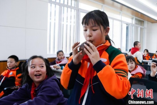 圖為學(xué)生在“國(guó)寶音樂會(huì)”社教課中體驗(yàn)吹陶塤。中新社記者 馬銘言 攝
