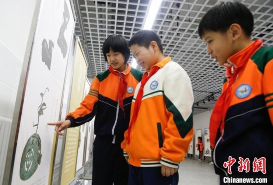 圖為學(xué)生了解出土于青海省西寧市大通回族土族自治縣的漢代鸞鳳銅熏爐蓋。中新社記者 馬銘言 攝