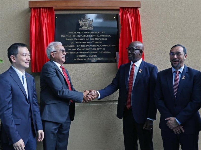 特多總理基思·羅利（右二）等特方政要、中國駐特多使館臨時(shí)代辦楊晗（左一）等出席西班牙港總醫(yī)院項(xiàng)目揭幕儀式。中國鐵建（加勒比）有限公司供圖