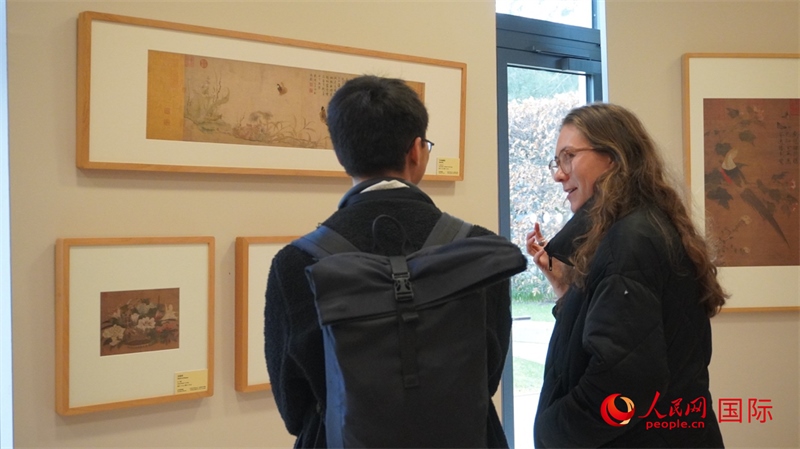 劍橋大學(xué)學(xué)者參觀宋畫特展。人民網(wǎng) 徐量攝