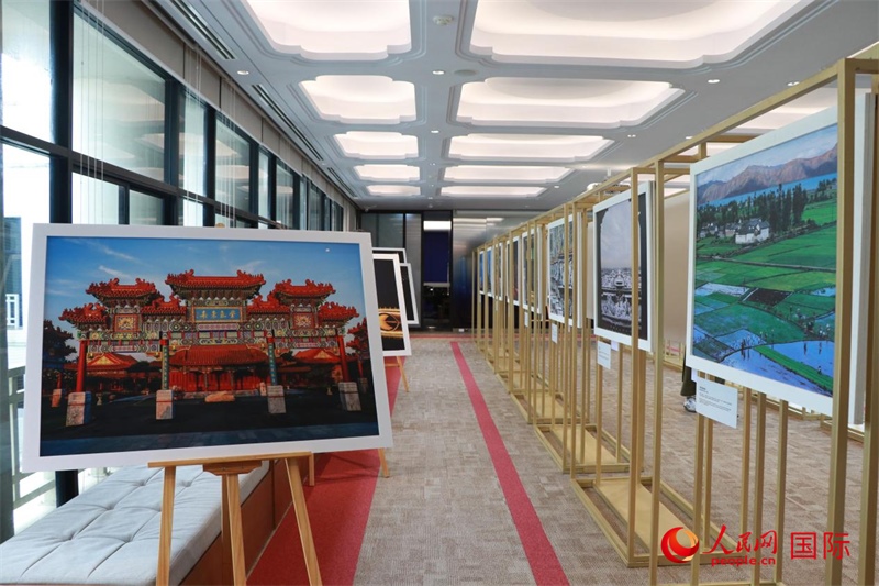 “遇見”攝影展現(xiàn)場(chǎng)。朱瀟逸攝