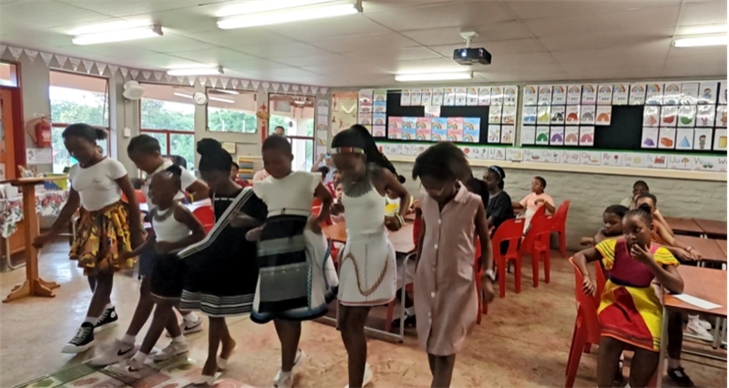 南非學(xué)生表演非洲歌舞，