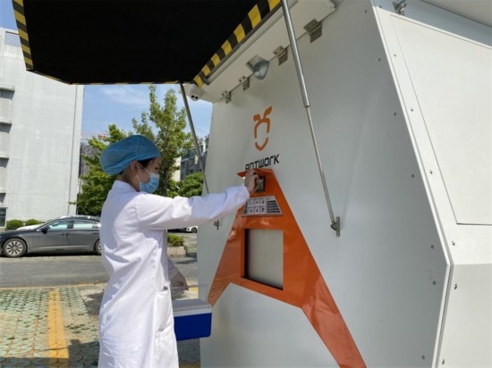 醫(yī)院接收無人機送來的醫(yī)療樣本。受訪者供圖