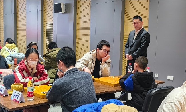 常昊觀戰(zhàn)年輕棋手們比賽。人民網(wǎng)記者 李乃妍攝
