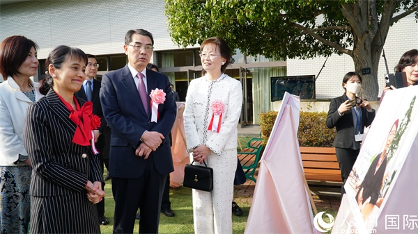 共同觀看女性成就圖片展。人民網(wǎng) 蔣曉辰攝