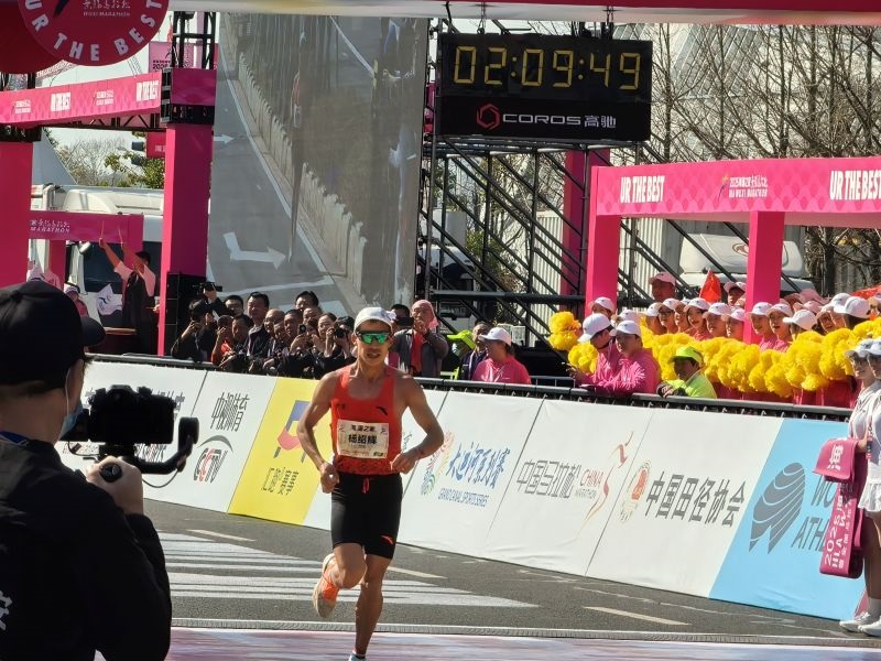 楊紹輝通過(guò)比賽終點(diǎn)。 人民網(wǎng)記者 楊磊攝