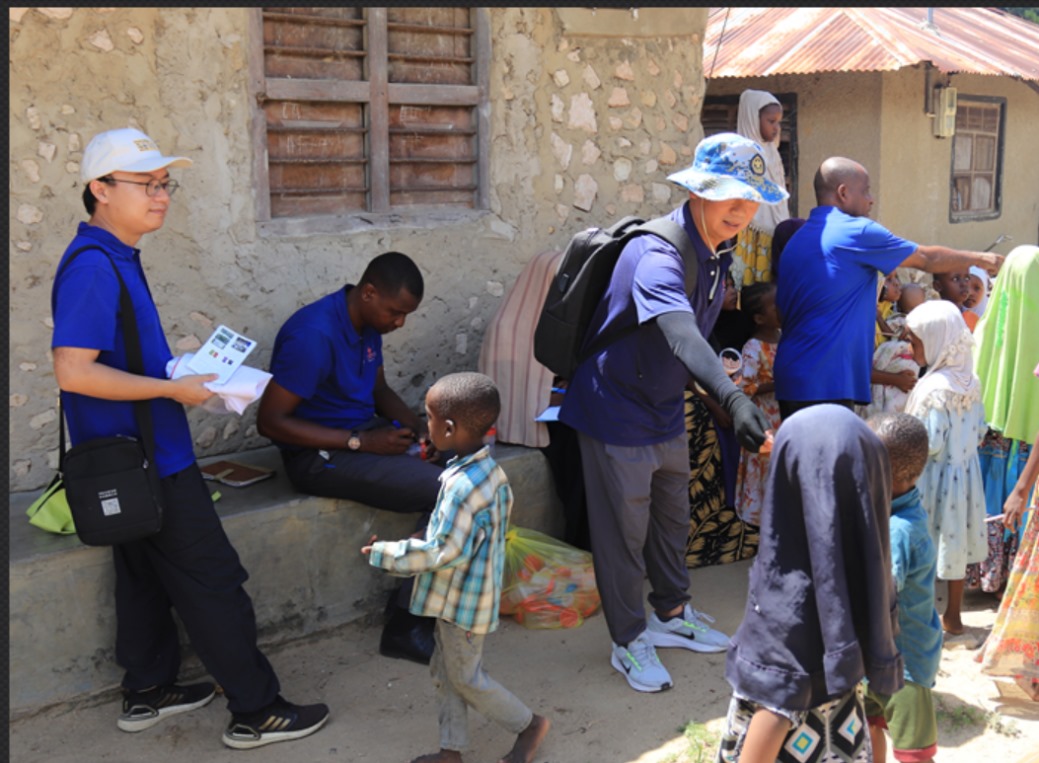 專家組向村民發(fā)放健康教育手冊和健康教育用品。專家組供圖