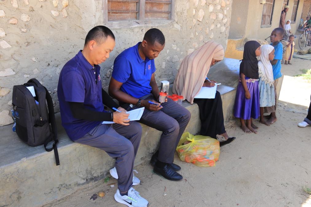 專家組指導非方疾控人員開展疾病篩查工作。專家組供圖