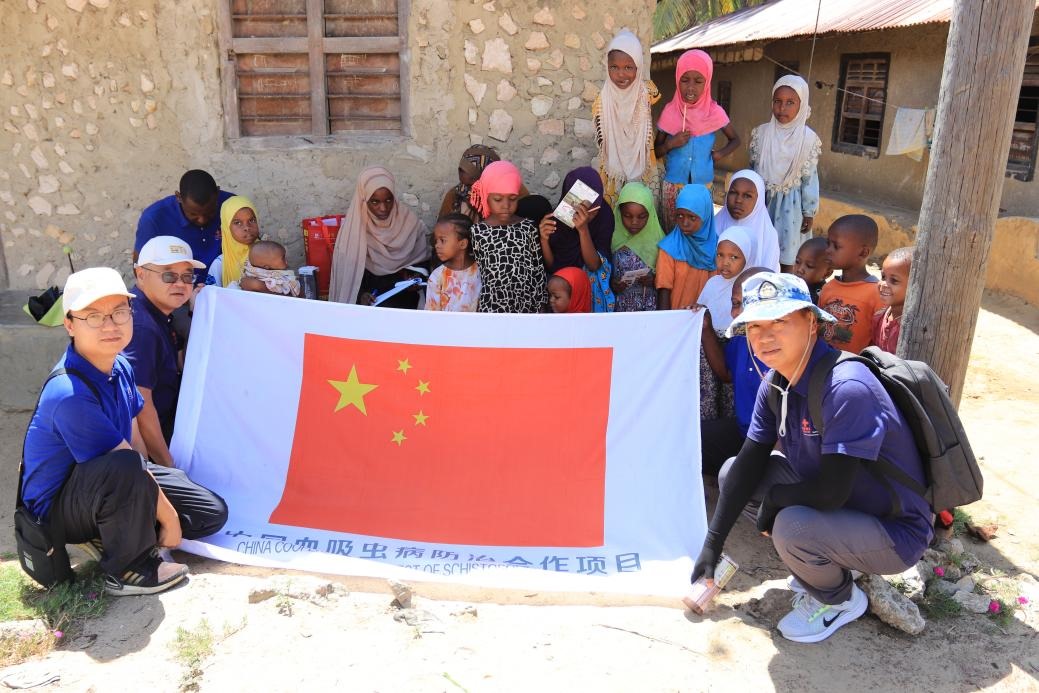 專家組與當?shù)卮迕窈嫌?。專家組供圖