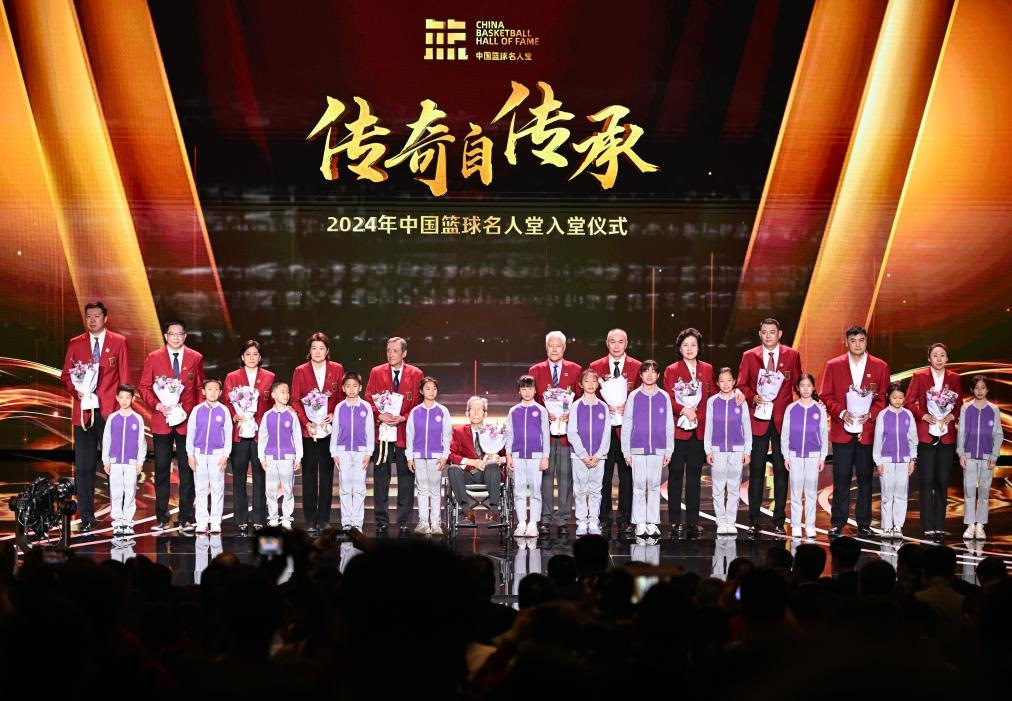 3月23日，在場(chǎng)的各屆中國(guó)籃球名人堂入堂人物在入堂儀式上合影留念。新華社記者 陳鐘昊 攝