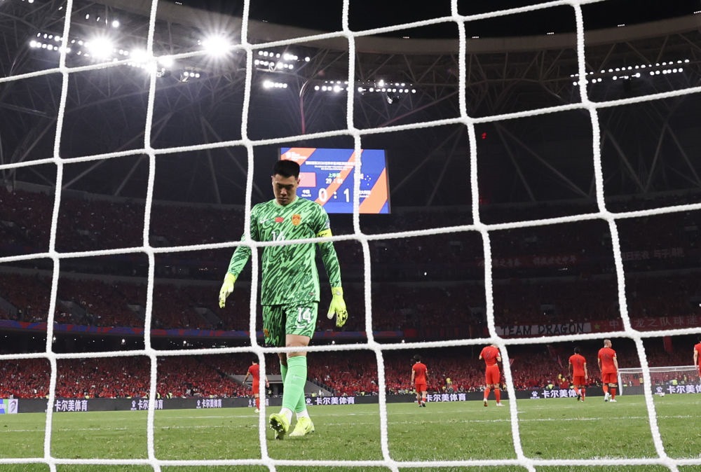 3月25日，中國隊守門員王大雷在球隊丟球后。新華社記者 曹燦 攝