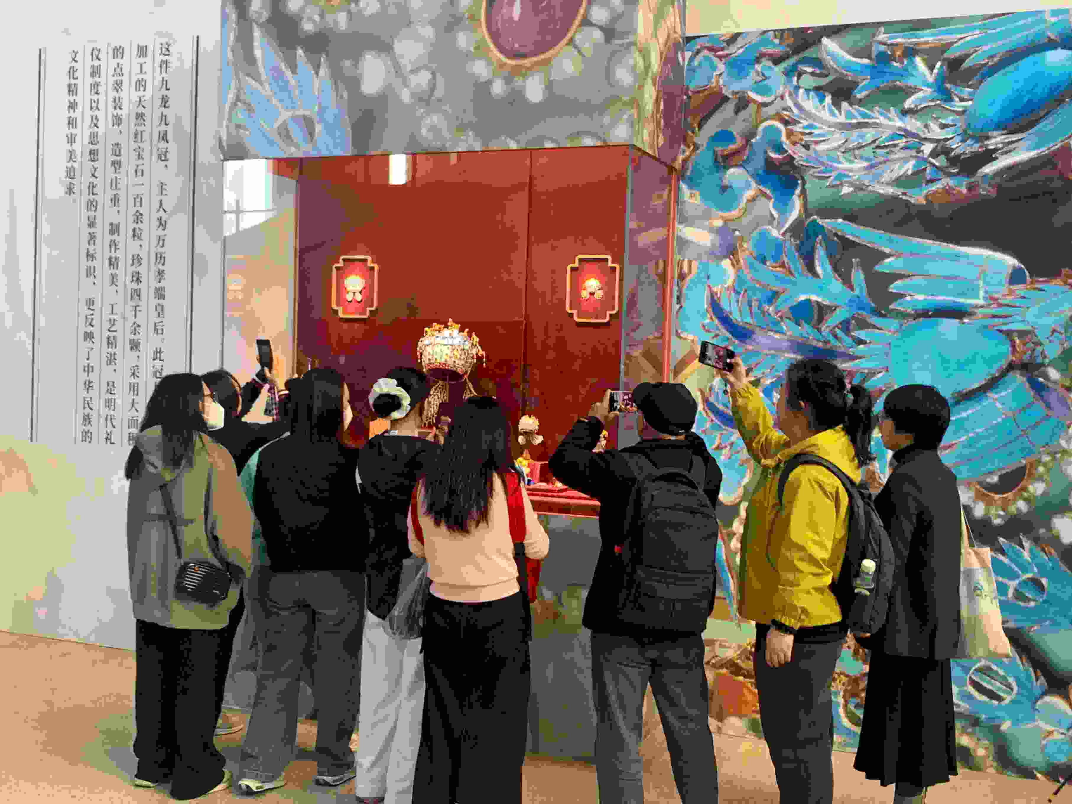 觀眾參觀國博鳳冠系列文創(chuàng)產(chǎn)品。人民網(wǎng)記者 劉穎穎攝