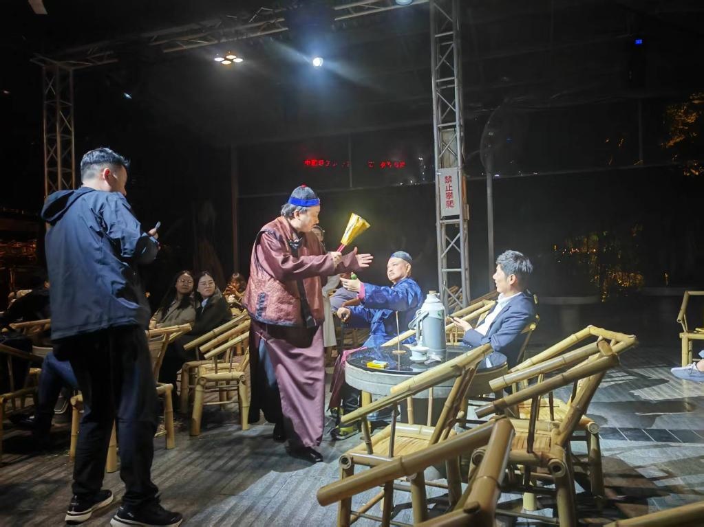 3月24日，《鶴鳴傳奇》在四川省成都市人民公園鶴鳴茶社演出。新華社記者 張海磊 攝