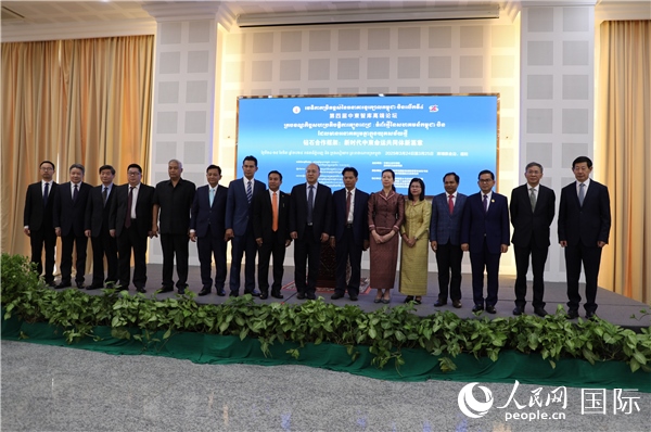 嘉賓合影。人民網(wǎng)記者 簡承淵攝