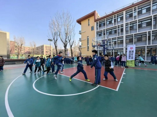 北京師范大學(xué)實驗小學(xué)開展跳繩比賽。