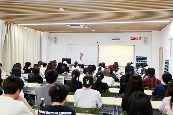 深圳職業(yè)技術(shù)大學(xué)黨委副書記、校長許建領(lǐng)為學(xué)生授課。學(xué)校供圖